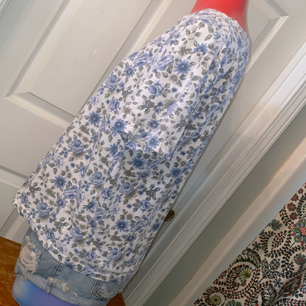 VINTAGE Floral Blue and White Women's Top - Picture 5 of 10